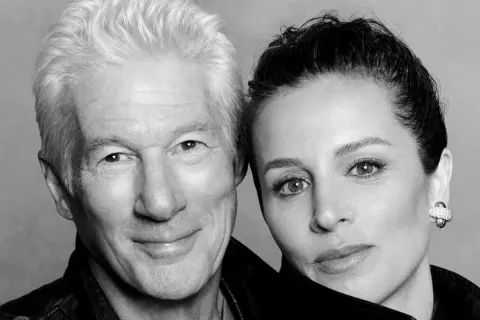 Primer plano de Richard Gere y su mujer, Alejandra Silva, en blanco y negro.