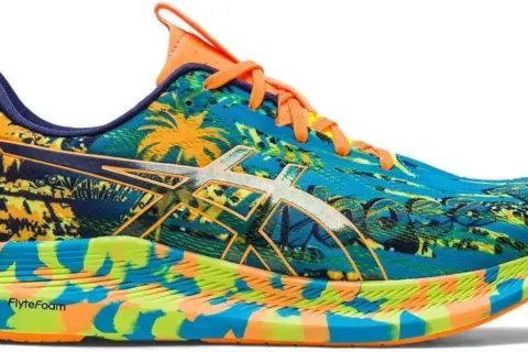 Scarpa da corsa Asics Noosa Tri 14 con stampa tropicale vivace, lacci arancioni e suola colorata.