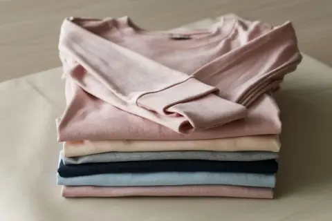 Jak składać bluzki z długim rękawem? KonMari i triki na porządek