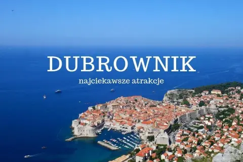 Widok na Dubrownik i jego okolice z góry. Miasto z czerwonymi dachami, otoczone murami obronnymi, leży nad turkusowym morzem.