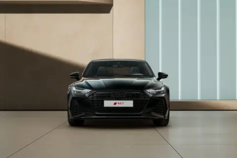 Czarny Audi RS7 prezentuje swoją agresywną sylwetkę. Sprawdź, jaka jest audi rs7 cena i zacznij marzyć o tym aucie.