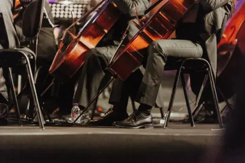 Orkiestra grająca na wiolonczelach, tworząc najlepszą muzykę filmową wszech czasów.