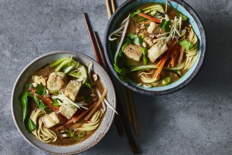 Jak zrobić ramen wegetariański w 30 minut – pyszny i zdrowy przepis