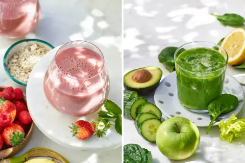 Två glas med färgglada smoothies, omgivna av ingredienser som hallon, havre, spenat och äpple. Perfekt för ett hälsosamt smoothie recept.