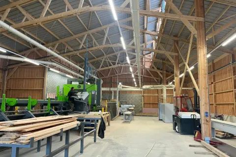 Aménagement d'un plan atelier menuiserie avec machines, bois et chariot élévateur.