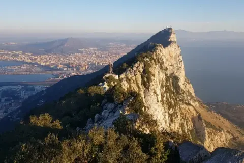 Gdzie leży Gibraltar? Odkryj jego niezwykłe położenie i znaczenie