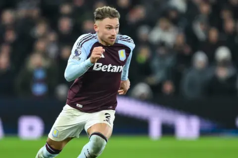 Zarobki Matty Cash w Aston Villa: Ile naprawdę zarabia piłkarz?
