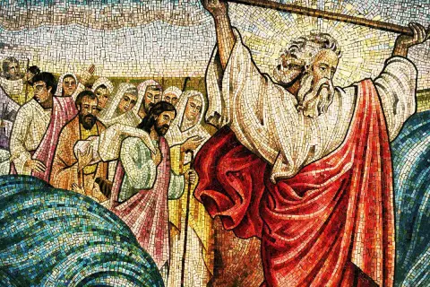 Mojżesz rozdziela Morze Czerwone, scena z **co to jest stary testament**. Ludzie przechodzą przez suchą drogę.