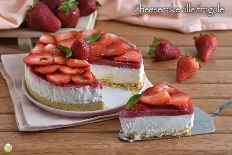 Cheesecake alle fragole, un dolce fresco e goloso con strati cremosi e fragole succose. Perfetto per ogni occasione.