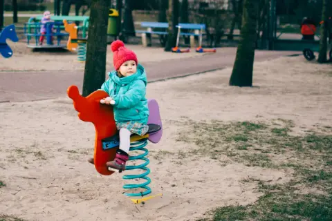 Czy można się bawić na placu zabaw? Pełny przewodnik dla rodziców.