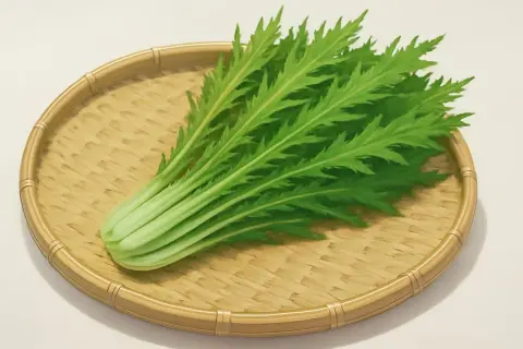 Un fascio di foglie verdi e frastagliate di mizuna insalata riposa su un cestino di bambù intrecciato.