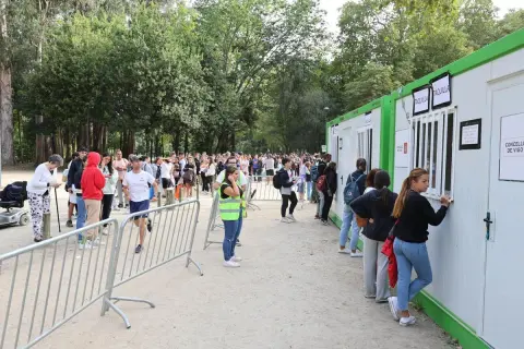 Larga cola de gente esperando en las taquillas del auditorio de Castrelos para comprar entradas.