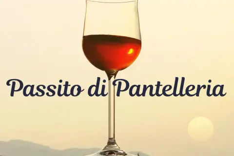 Kieliszek z bursztynowym winem, idealnym na zachód słońca. Napis "Passito di Pantelleria" dodaje mu elegancji.