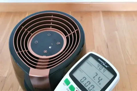 Oczyszczacz powietrza Philips zużywa 7.4W. Miernik pokazuje, ile prądu zużywa oczyszczacz powietrza.
