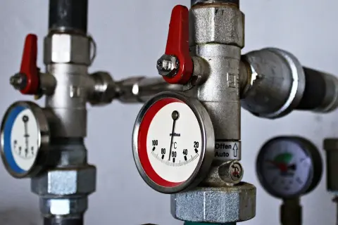 Zawory i manometry instalacji grzewczej. Możliwe sterowanie piecem przez internet, zdalny monitoring temperatury.