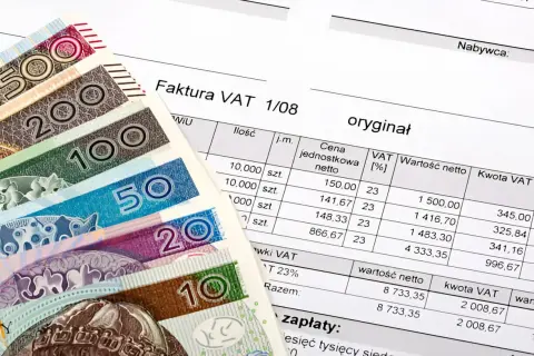 Polskie banknoty i faktura VAT. Potwierdzenie sprzedaży i jej rozliczenie.