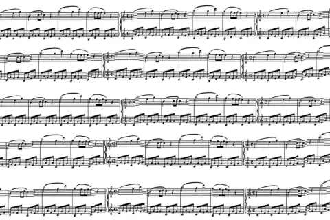 Un complesso spartito musicale per pianoforte, con note e pentagrammi che si susseguono in un flusso continuo di melodia.