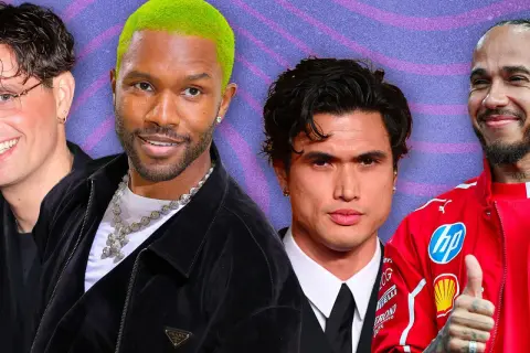 Quatre hommes célèbres, chacun avec une coupe de cheveux homme distinctive. L'un arbore une chevelure verte vibrante, un autre un style plus classique.