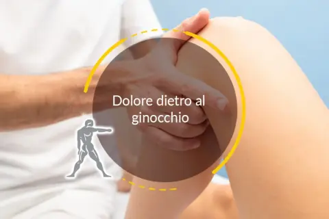 Dolore dietro al ginocchio: un fisioterapista esamina la gamba di un paziente.