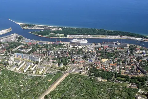 Widok na nowy port gdańsk z morzem, statkami i miastem.