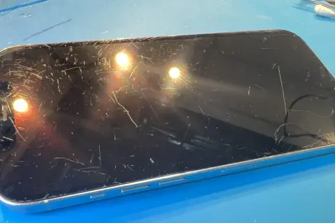 Telefon z licznymi zarysowaniami na ekranie, przygotowany do polerowania.