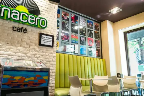 El café Linacero en Zaragoza, con decoración de vinilos y un toque retro.