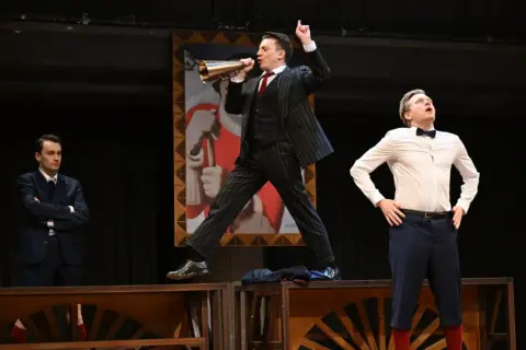 Teatr spektakle w Warszawie – odkryj najlepsze przedstawienia i recenzje