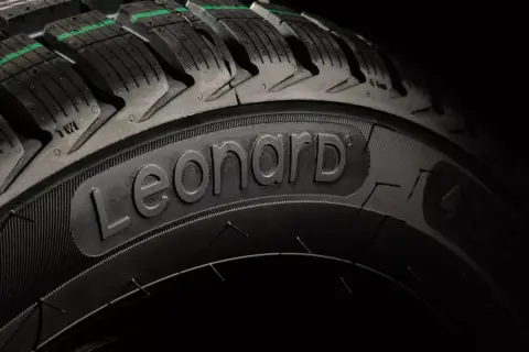 Gros plan sur un pneu Leonard, avec son nom en relief. Un avis sur la qualité de ces pneus est attendu.