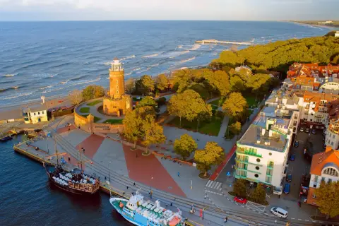 Piękny widok na Sopot z molo i plażą. Idealne miejsce na turnusy rehabilitacyjne Gdańsk Gdynia Sopot.
