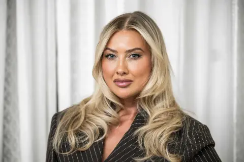 Hanna, en svensk influencer, poserar i en randig kavaj.