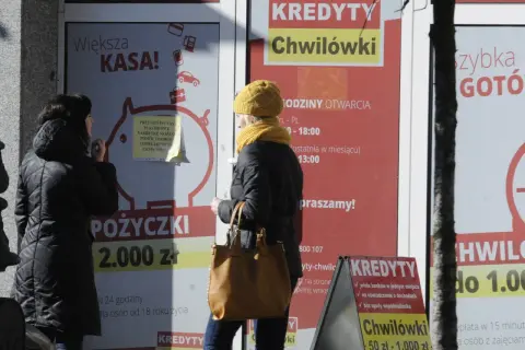 Kobiety przed placówką chwilówek. Reklamy kuszą "szybką gotówką", choć w tle czają się największe skandale z ustawianiem losowań w firmach oferujących chwilówki.