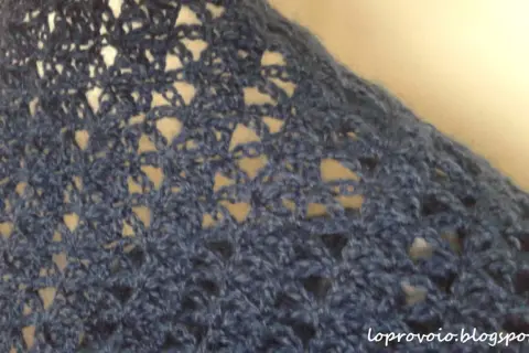 Stola uncinetto elegante, un capo in lana blu con un motivo traforato che dona leggerezza e raffinatezza.