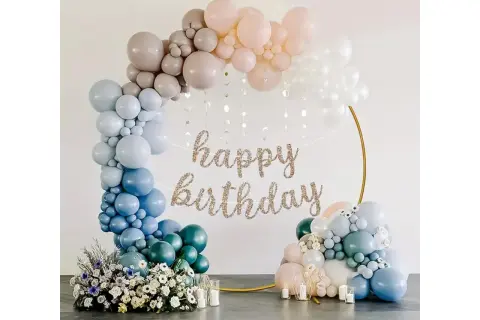 Elegancki łuk do balonów w pastelowych kolorach, ozdobiony girlandą "happy birthday" i kwiatami. Idealna dekoracja na przyjęcie.