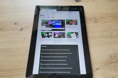 Tablet Huawei z artykułem o tym, jak wgrać nowego Androida na stary tablet. Widoczne strony z nowościami technologicznymi.