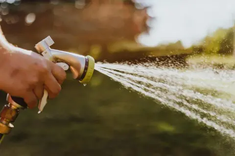 Zrób zraszacz do wody DIY: łatwy przewodnik krok po kroku