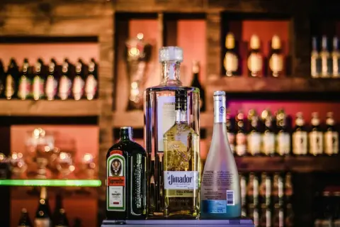 Butelki Jägermeister, El Jimador i Hypnotiq. Zastanawiasz się, ile ml ma kieliszek wódki? Zwykle 50 ml.