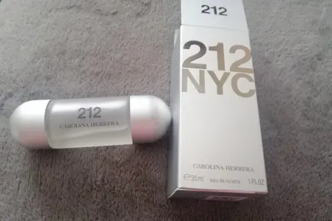Perfumy Carolina Herrera 212 NYC 100ml w eleganckim, srebrnym flakonie i pudełku.