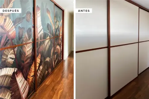 Armario empotrado con un diseño de hojas tropicales vibrantes, transformando un espacio neutro.