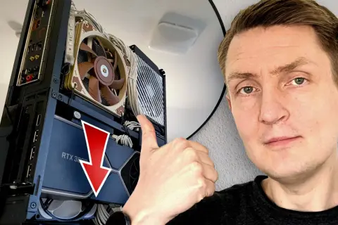 Mann zeigt Daumen hoch neben PC-Gehäuse. Grafikkarte Anschluss Mainboard ist gut sichtbar.