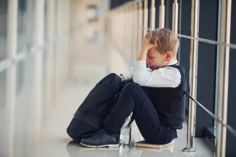 Fobia szkolna objawy: Czy poranny ból brzucha to sygnał lęku?