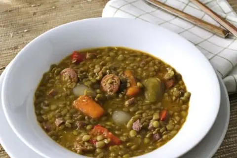 Plato de lentejas con chorizo, zanahoria y pimiento. ¡Un plato delicioso que se pueden congelar las lentejas para tener siempre a mano!