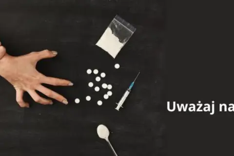 Dwie ręce walczą o kontrolę nad przedmiotami związanymi z narkotykami, w tym proszkiem, tabletkami i strzykawką. Uważaj na fentanyl.