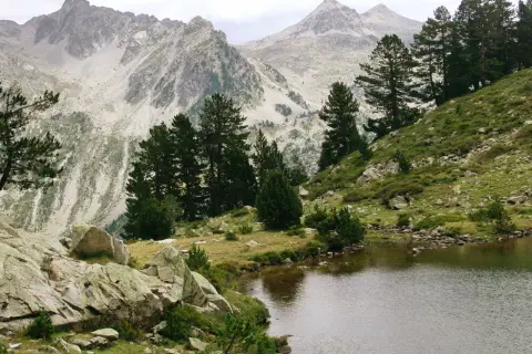 El ibon de los Baños de Panticosa, un espejo de agua rodeado de pinos y montañas rocosas, invita a la contemplación.
