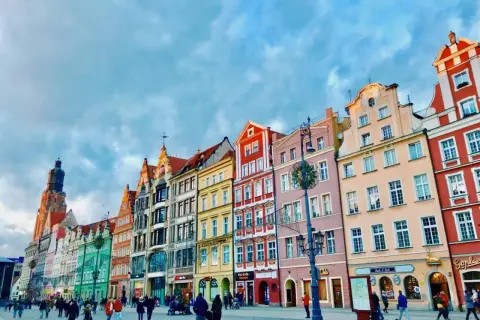 Kolorowe kamienice na Rynku we Wrocławiu, jednym z najpiękniejszych i najbardziej **ciekawe miasta w Polsce**.