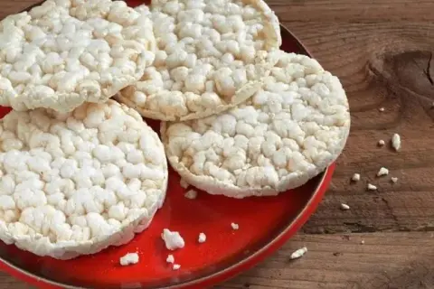 Czy pies może jeść wafle ryżowe? Sprawdź, co musisz wiedzieć!