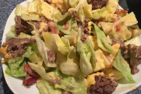 Big Mac Salat: Kult-Geschmack ohne Brötchen Einfaches Rezept