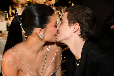 Timothée Chalamet und Kylie Jenner küssen sich bei einer glamourösen Veranstaltung.