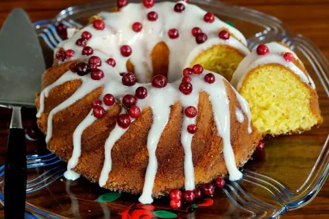 En saftig sockerkaka med glasyr och lingon, perfekt för ett mysigt fika. Detta sockerkaka recept är en klassiker.