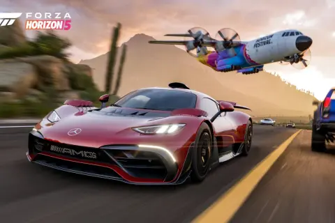 Roter Supersportwagen rast auf einer Straße, ein buntes Flugzeug fliegt darüber. Ein spannender Forza Horizon 5 Test.