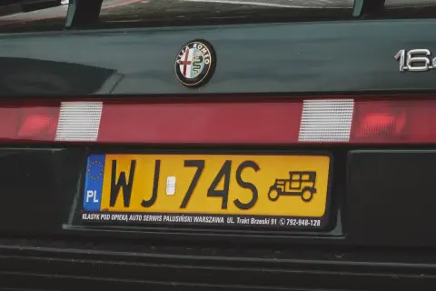 Alfa Romeo 164 z tablicą rejestracyjną WJ-74S. Klasyk pod opieką.